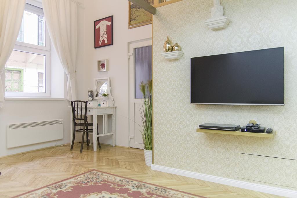 Ava'S Champagne Studio City Center-Andrash Street King Street Budapest Kültér fotó