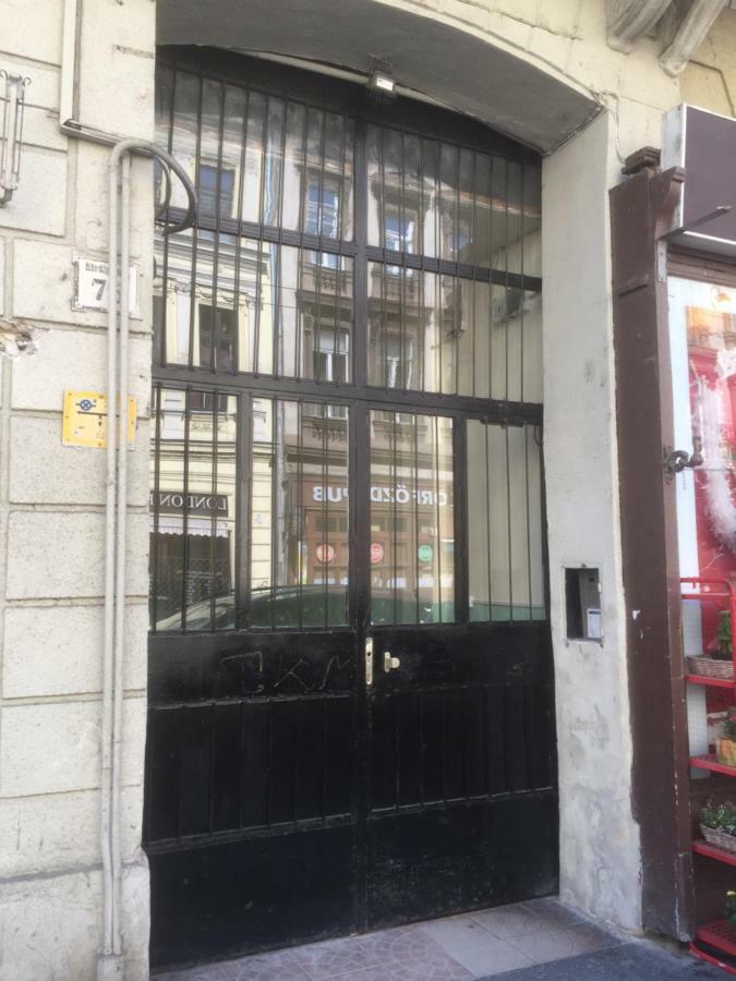 Ava'S Champagne Studio City Center-Andrash Street King Street Budapest Kültér fotó